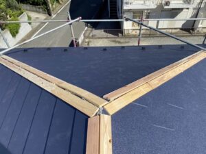 スーパーガルテクトカバー工事棟板金貫板の新設横浜市神奈川区空撮ドローン