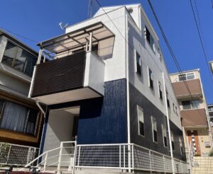 東京都大田区外壁塗装ネイビーとホワイトのツートンカラー施工後