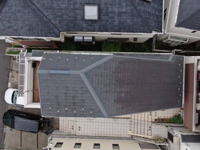 戸建ての屋根を空撮している写真