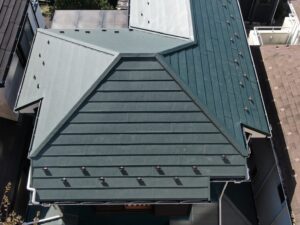 スーパーガルテクト（Sシェイドモスグリーン）を使用した屋根カバー工事の施工手順