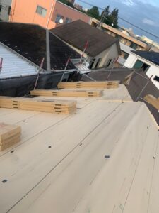スーパーガルテクト（Sシェイドブラック）を使用した屋根カバー工事