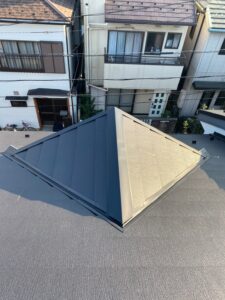 スーパーガルテクト（Sシェイドブラック）を使用した屋根カバー工事