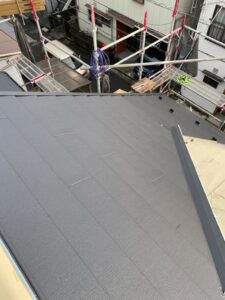 スーパーガルテクト（Sシェイドブラック）を使用した屋根カバー工事