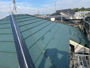スーパーガルテクト（Sシェイドモスグリーン）を使用した屋根カバー工事の施工手順