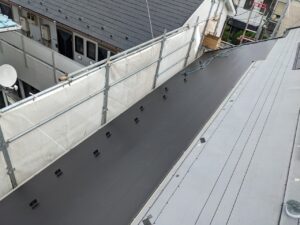 屋根材パミール屋根のカバー工事の施工写真