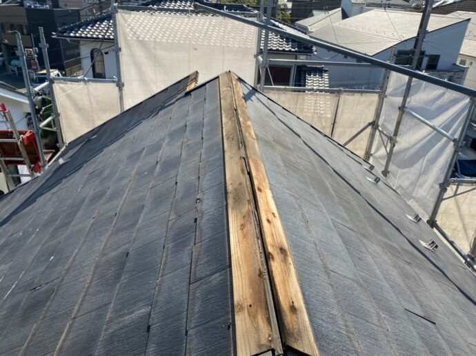 屋根材パミール屋根のカバー工事の施工写真
