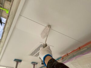 横浜市保土ヶ谷区軒天の塗装上塗り