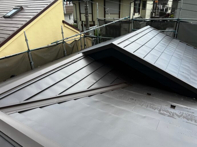 横暖ルーフasを使用した屋根カバー工事