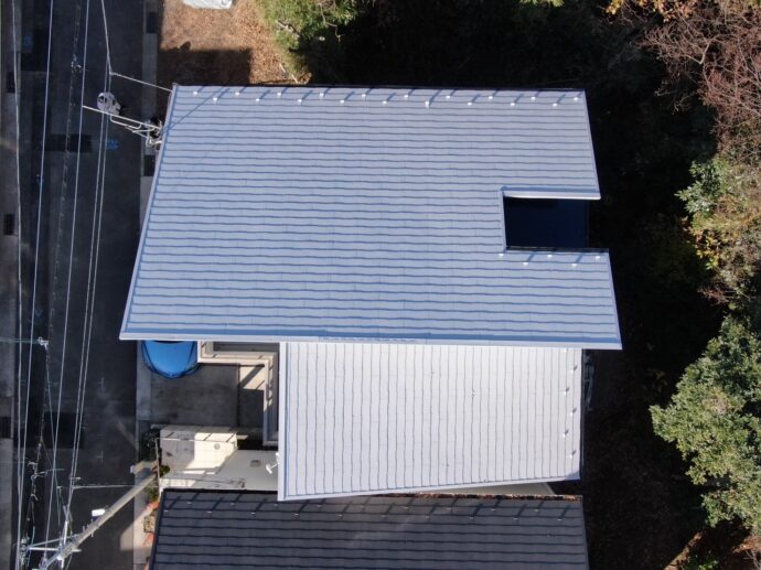 遮熱塗料で塗装したスレート屋根の空撮写真